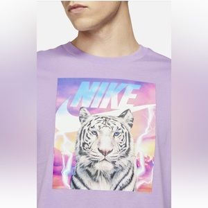 **New**  Nike White Tiger photo print t-shirt in lilac, Size L